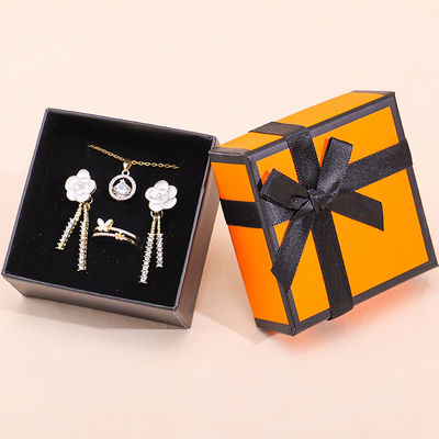Großhandel Fertigung Hign End Schmuck Verpackung Personalisiertes Logo Luxus Halskette Armband Ohrring Ring Schmuck Set Verpackung Pappe Schmuck mit Schmetterling