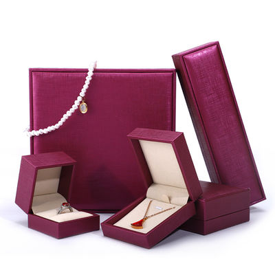 China Fertigung Großhandel Luxus Schmuck Verpackung Custom High-End Halskette Armband Ohrring Ring Verpackung Rose Rot Pu Leder Schmuck Box mit Logo