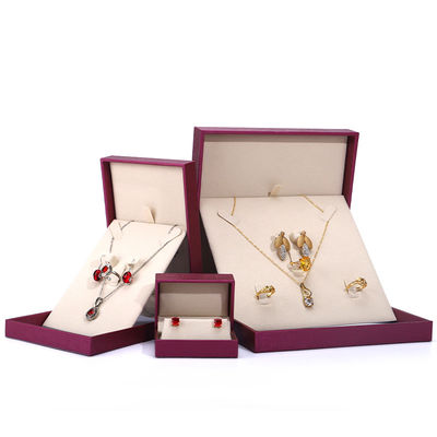 China Fertigung Großhandel Luxus Schmuck Verpackung Custom High-End Halskette Armband Ohrring Ring Verpackung Rose Rot Pu Leder Schmuck Box mit Logo