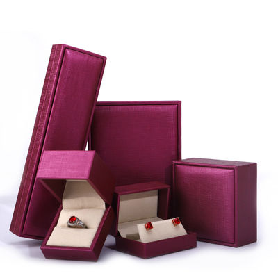China Fertigung Großhandel Luxus Schmuck Verpackung Custom High-End Halskette Armband Ohrring Ring Verpackung Rose Rot Pu Leder Schmuck Box mit Logo