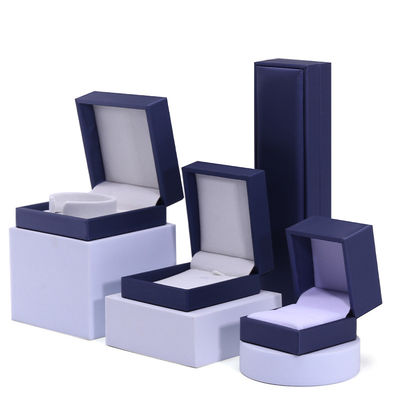 kaufen Brush Finishing Weiches Falsches Leder Schmuck Lagerbox Paket für Ringe Anhänger online manufacture