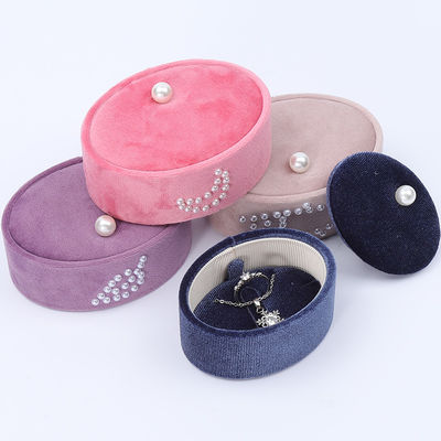 kaufen Mini ovaler, kundenspezifischer Samtringkasten, Ringlagerkasten mit Perlenornament. online manufacture