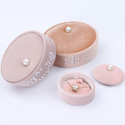 Mini ovaler, kundenspezifischer Samtringkasten, Ringlagerkasten mit Perlenornament.