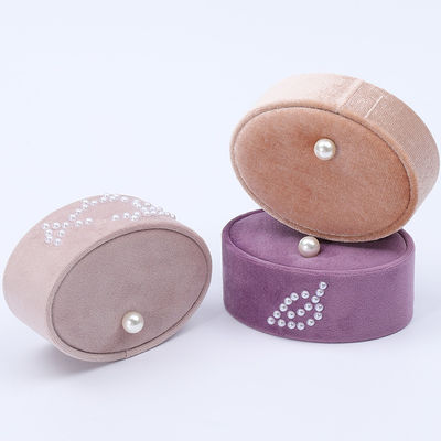 Mini ovaler, kundenspezifischer Samtringkasten, Ringlagerkasten mit Perlenornament.