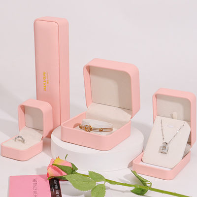 Großhandel Produktion Premium Schmuck Verpackung Personalisiertes Custom Logo Halskette Armband Ohrringe Ring Verpackung Rosa Leder Schmuckbox