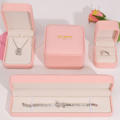 Großhandel Produktion Premium Schmuck Verpackung Personalisiertes Custom Logo Halskette Armband Ohrringe Ring Verpackung Rosa Leder Schmuckbox