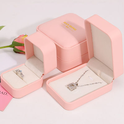 Großhandel Produktion Premium Schmuck Verpackung Personalisiertes Custom Logo Halskette Armband Ohrringe Ring Verpackung Rosa Leder Schmuckbox