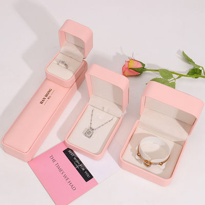 Großhandel Produktion Premium Schmuck Verpackung Personalisiertes Custom Logo Halskette Armband Ohrringe Ring Verpackung Rosa Leder Schmuckbox
