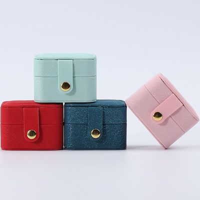 Mini-PU-Leder-Ohr-Stud-Ring-Storage-Box Schmuckhalter mit Knopfverschluss
