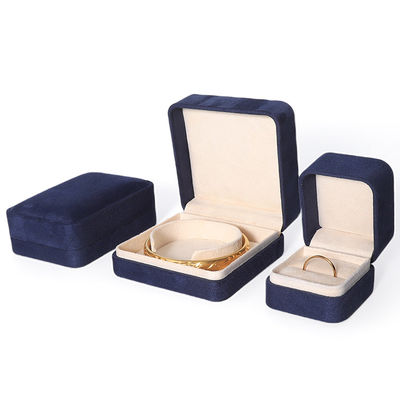 China Herstellung Großhandel Premium Blau Schmuck Verpackung Box Custom High End Big Schmuck Set Halskette Armband Ohrringe Ring Verpackung Handgemachte Quadratische Samt Blaue Schmuckschatulle Mit Logo