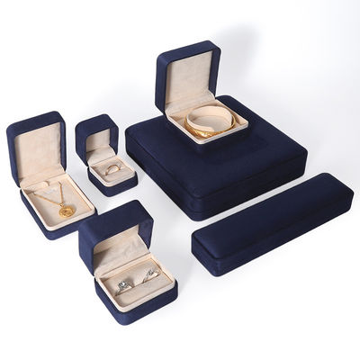 China Herstellung Großhandel Premium Blau Schmuck Verpackung Box Custom High End Big Schmuck Set Halskette Armband Ohrringe Ring Verpackung Handgemachte Quadratische Samt Blaue Schmuckschatulle Mit Logo
