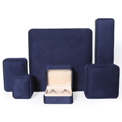 China Herstellung Großhandel Premium Blau Schmuck Verpackung Box Custom High End Big Schmuck Set Halskette Armband Ohrringe Ring Verpackung Handgemachte Quadratische Samt Blaue Schmuckschatulle Mit Logo
