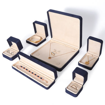 China Herstellung Großhandel Premium Blau Schmuck Verpackung Box Custom High End Big Schmuck Set Halskette Armband Ohrringe Ring Verpackung Handgemachte Quadratische Samt Blaue Schmuckschatulle Mit Logo