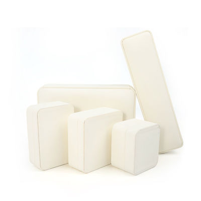 OEM ODM Handgefertigte Quadratische Weiße Leder Schmuckbox Für Halskette Armband Ohrringe Ring Verpackung