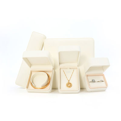 OEM ODM Handgefertigte Quadratische Weiße Leder Schmuckbox Für Halskette Armband Ohrringe Ring Verpackung