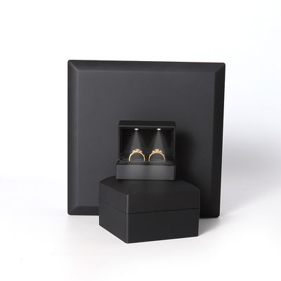 China Fertigung Großhandel hochwertige Led Schmuckschachtel Verpackung Halskette Armband Ring Schmuckschachtel Custom Logo High End Schwarz Kunststoff Led Schmuckschachtel mit Licht