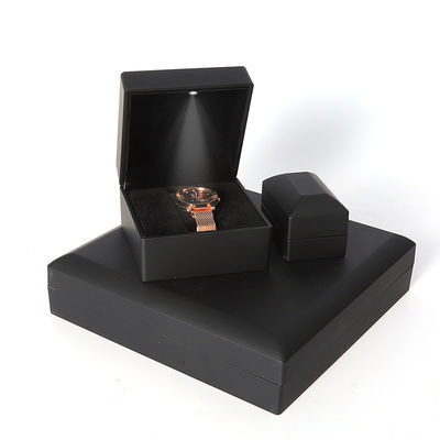 China Fertigung Großhandel hochwertige Led Schmuckschachtel Verpackung Halskette Armband Ring Schmuckschachtel Custom Logo High End Schwarz Kunststoff Led Schmuckschachtel mit Licht