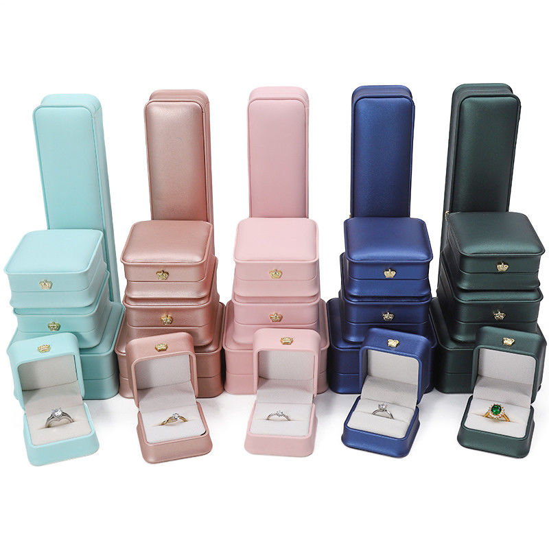 Custom Logo PU Leder Schmuckbox für Kronen Armband Anhänger Halskette Ring Verpackung