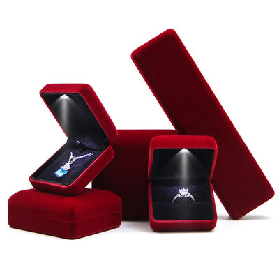 Luxuriöse LED-Schmuckschachtel mit geprägtem Hanhong-Logo und rotem Samtinneren