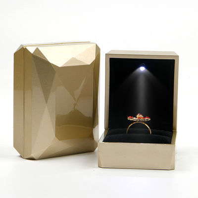 Custom Logo PU Kunststoff Gold Schmuck Verpackungskiste mit LED Licht Schmuckverpackung