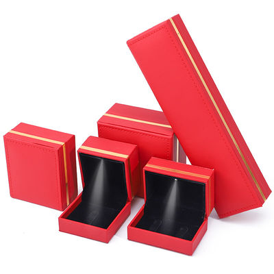 Neueste Han-Hong-Armband mit grauen Ohrringen und rotem Schmuckkasten