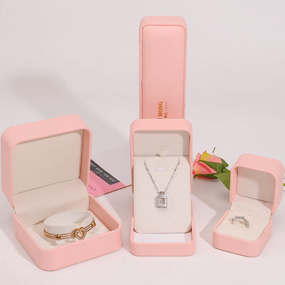 Großhandel Produktion Premium Schmuck Verpackung Personalisiertes Custom Logo Halskette Armband Ohrringe Ring Verpackung Rosa Leder Schmuckbox