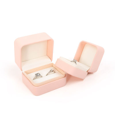 Großhandel Schmuck Verpackung Ring Box Custom Schmuck Verpackung Luxus rosa Leder Schmuck doppelter Ring Box für Verlobung