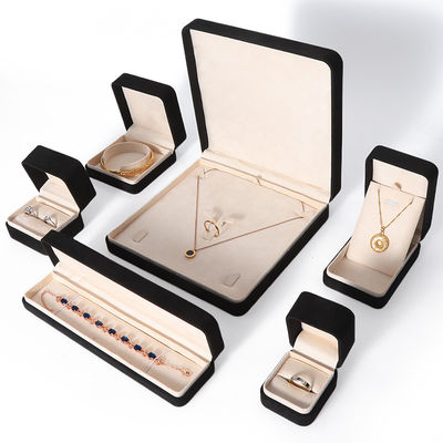 Hochwertiges großes Schmuckset Halskette Armband Ohrringe Ring Verpackung Handgefertigte quadratische Samt schwarze Schmuckschatulle mit Logo